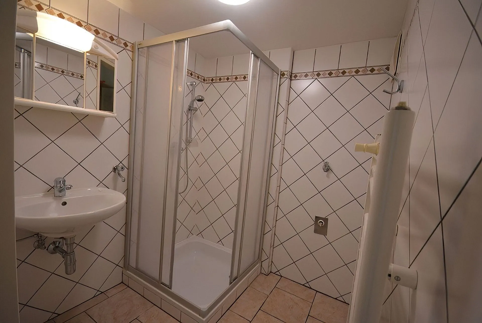 Modernes Badezimmer mit Dusche und Waschbecken
