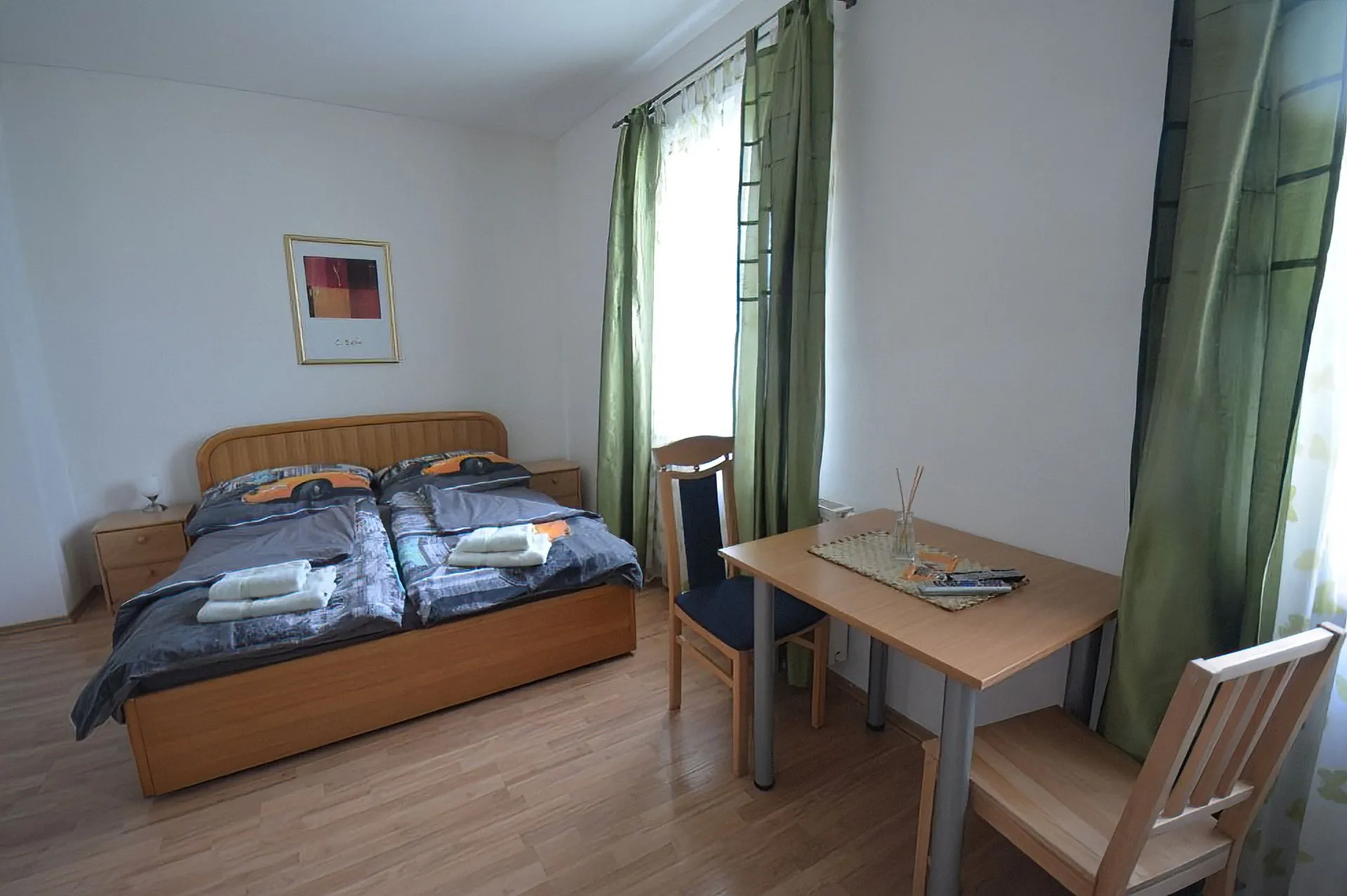 Doppelzimmer mit Esstisch und großem Fenster