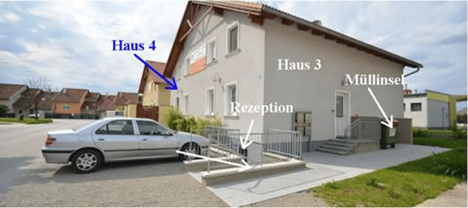 Gästehaus 3 und 4 mit Rezeption und Müllinsel – Spadt Zimmer Münchendorf