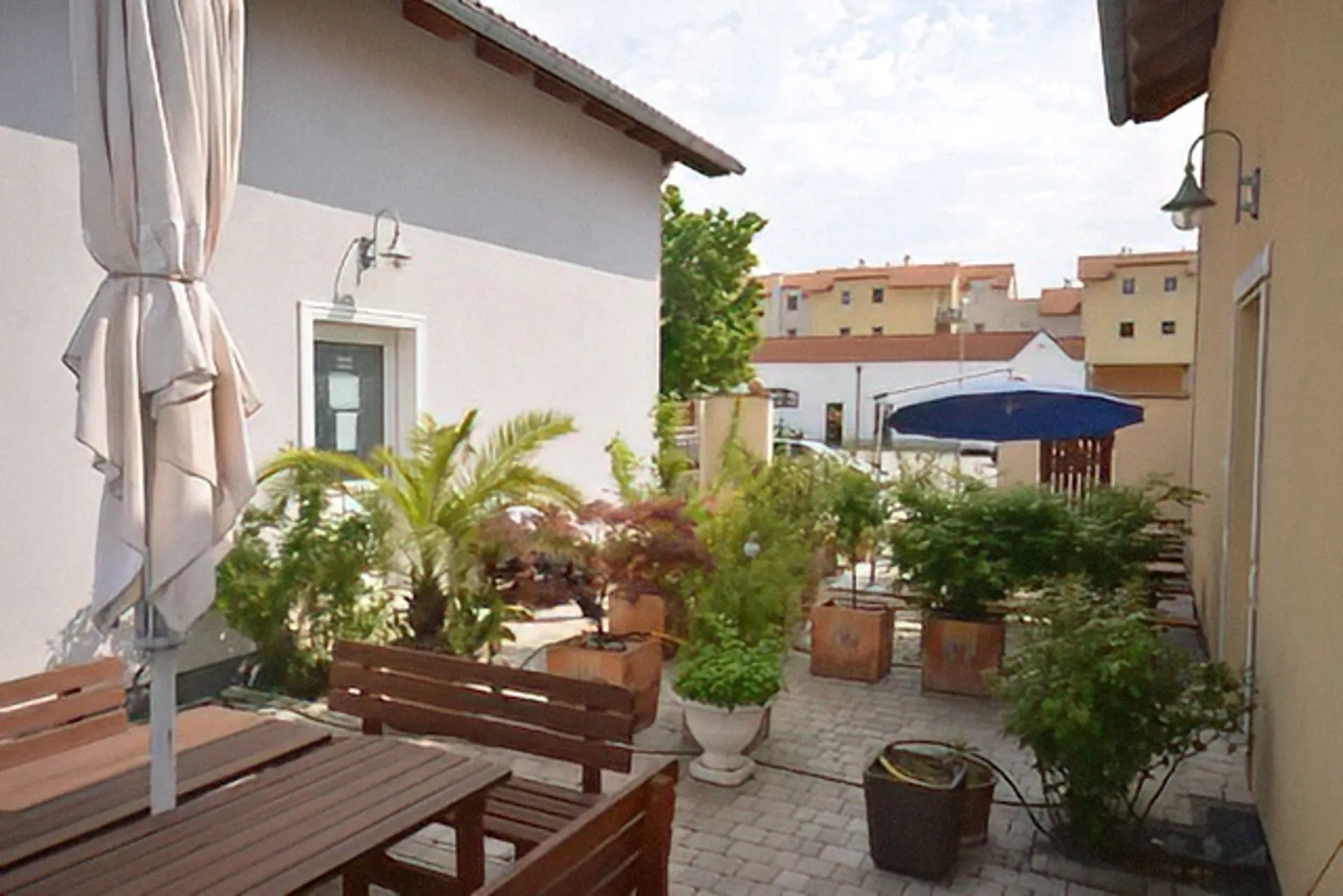 Begrünter Innenhof mit Terrasse und Sitzbereich
