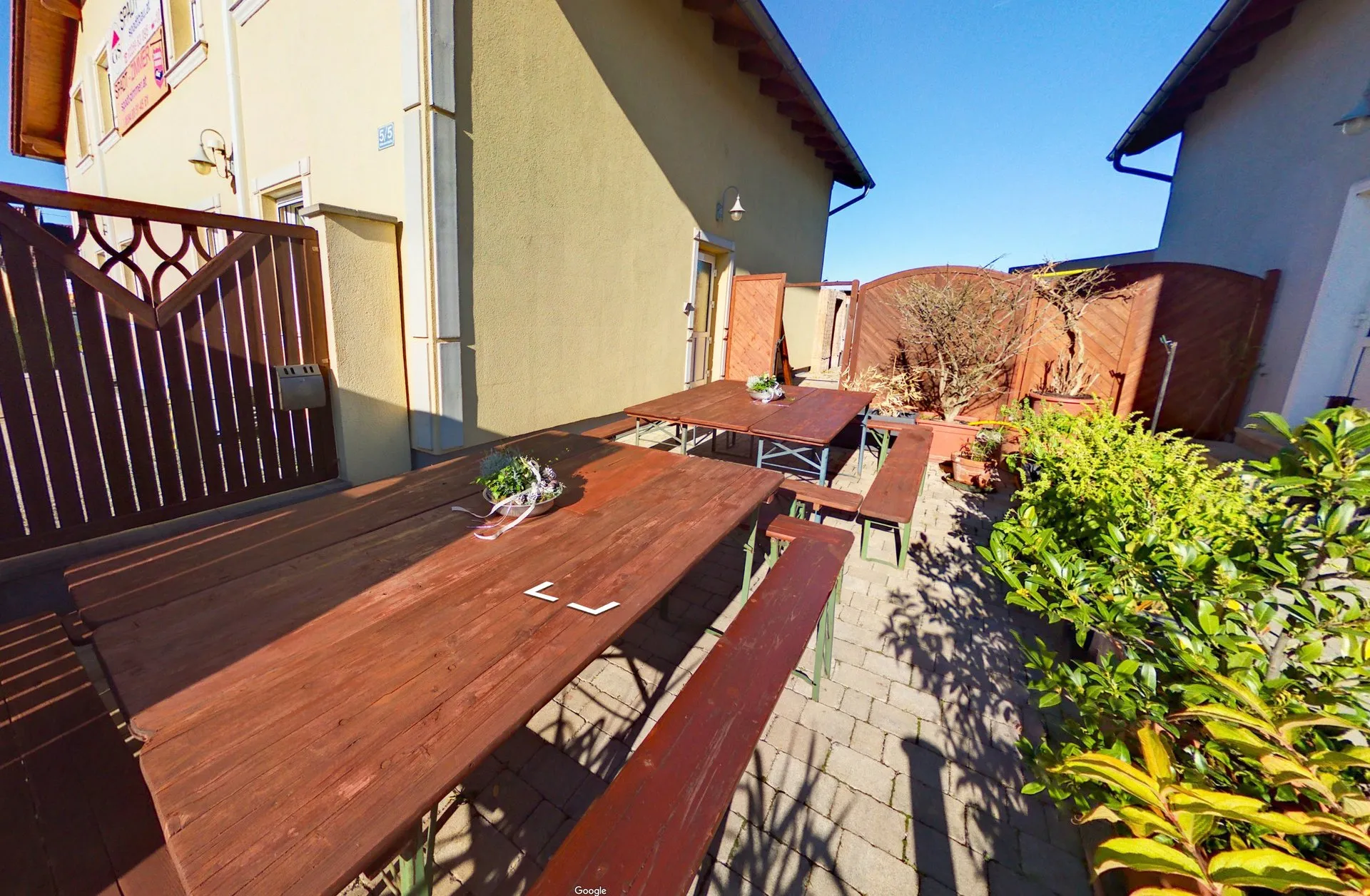 Virtueller 360-Grad-Rundgang durch den Außenbereich mit Sitzplatz – Spadt Zimmer Münchendorf