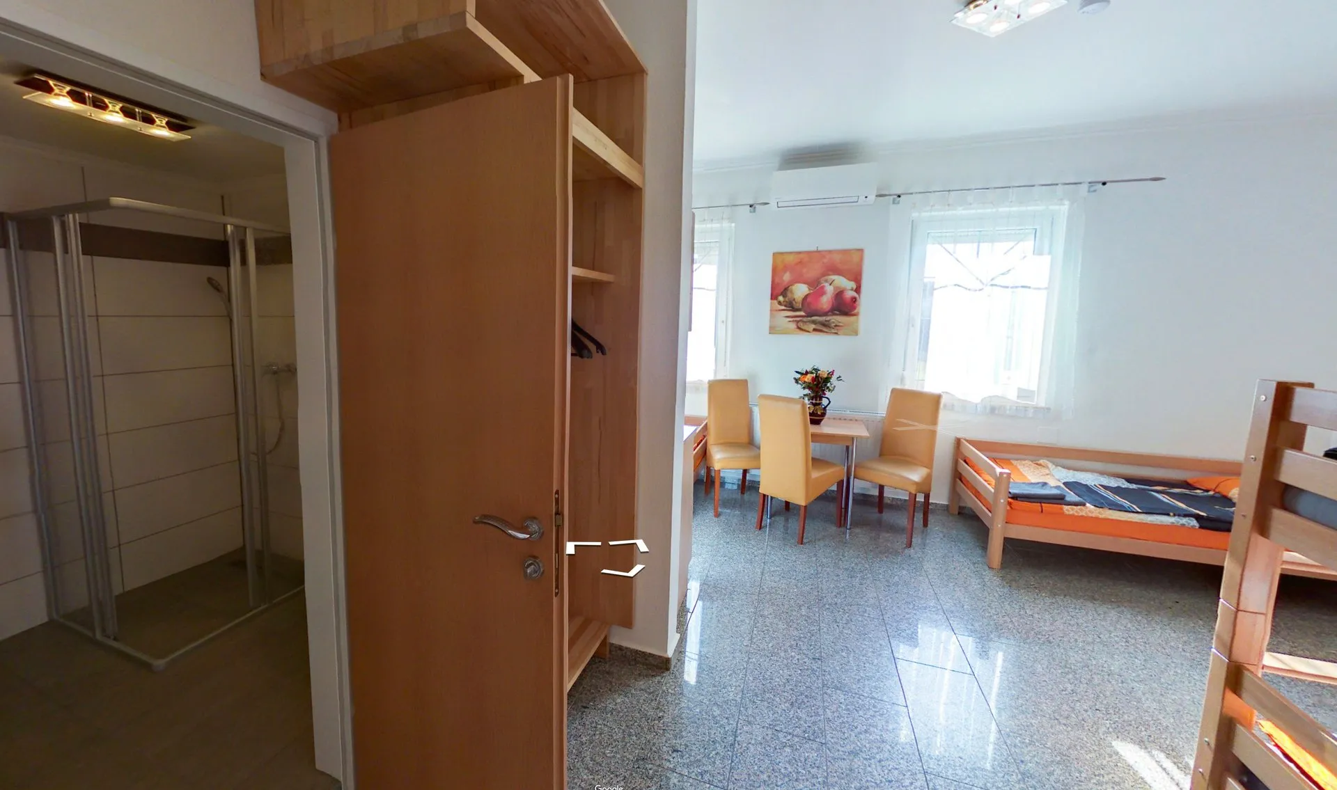 Virtueller 360-Grad-Rundgang durch Eingangsbereich und Appartement – Spadt Zimmer Münchendorf