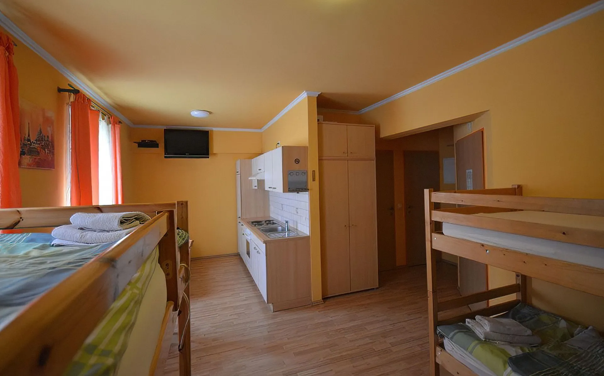 Vierbett-Appartement mit Stockbetten, Küchenzeile und TV – ideal für Monteure